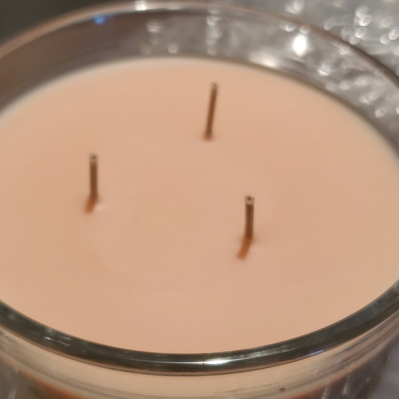 - -Yankee xoxo love candle clean scent sold out free yankee gift 🎁 sold out - Picture 3 of 4